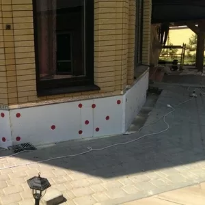 Выполняем работы по утеплению и отделке цоколя дома