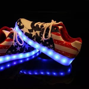 Стильные,  светящиеся кроссовки с LED подошвой.