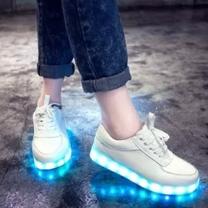 Кроссовки со светящейся подошвой 