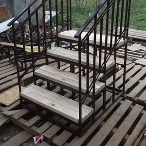 Лестницы с деревянными покрытием.