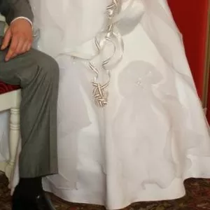 Продам оригинальное свадебное платье белого цвета
